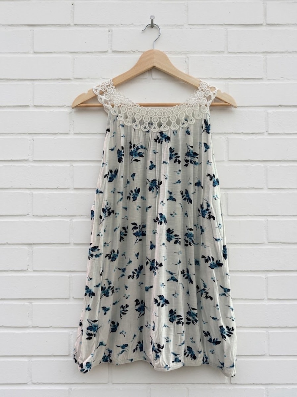 Ricki's XXL Floral Lace Yoke Tank Top White Blue Sleeveless Bubble Hem Blouse